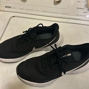 Men’s Nike size 10.5 revolution shoe- excellent condition